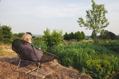 Anja Maubach sitzend in der Arends Maubach Gärtnerei 