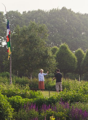 Anja Maubach beim Chi Gong mit Lehrer in der Arends Maubach Gärtnerei 