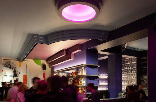 Bar Pelican mit Gästen und Blick nach oben