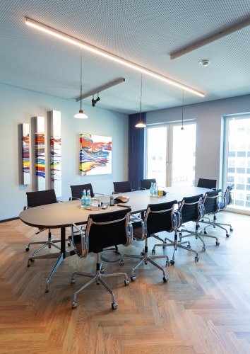 Konferenzraum mit moderner Kunst