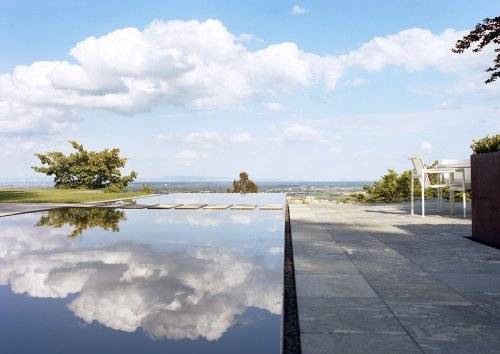Eine Wasserfläche mit sich spiegelden Wolken, Gartendetail eines Gartens in Neustadt an der Weinstrasse