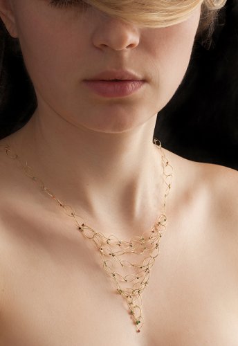 Feine Kette am Model von Janine Arnold