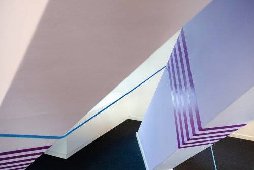 ein bunter Klebestreifen zieht sich durch`s Büro, Hamburg, Gestaltung BfGf Design Studio Hamburg