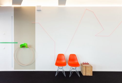 ein bunter Klebestreifen zieht sich durch`s Büro, Hamburg, Gestaltung BfGf Design Studio Hamburg