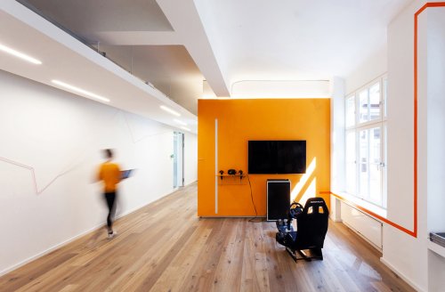ein bunter Klebestreifen zieht sich durch`s Büro, Hamburg, Gestaltung BfGf Design Studio Hamburg