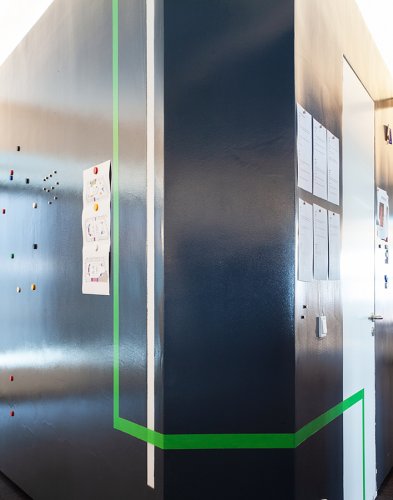 ein bunter Klebestreifen zieht sich durch`s Büro , Hamburg, Gestaltung BfGf Design Studio Hamburg