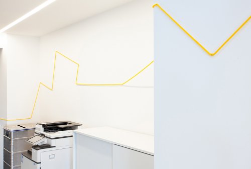 ein bunter Klebestreifen zieht sich durch`s Büro, Hamburg, Gestaltung BfGf Design Studio Hamburg