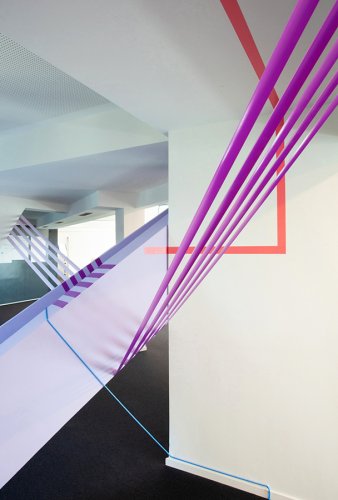 ein bunter Klebestreifen zieht sich durch`s Büro, Hamburg, Gestaltung BfGf Design Studio Hamburg