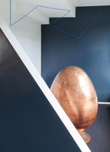 ein bunter Klebestreifen zieht sich durch`s Büro, Hamburg, Gestaltung BfGf Design Studio Hamburg