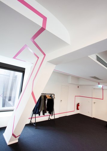 ein bunter Klebestreifen zieht sich durch`s Büro, Hamburg, Gestaltung BfGf Design Studio Hamburg