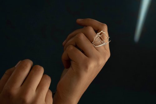 Lilli Veers Jewellery, Ring am Handmodel vor dunklem Hintergrund, Querformat