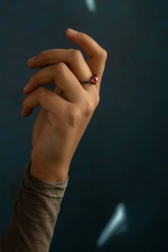 Lilli Veers Jewellery, Ring am Handmodel vor dunklem Hintergrund