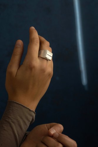 Lilli Veers Jewellery, Ring am Handmodel vor dunklem Hintergrund