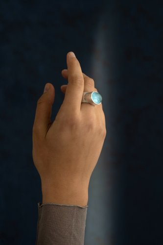 Lilli Veers Jewellery, Ring am Handmodel vor dunklem Hintergrund