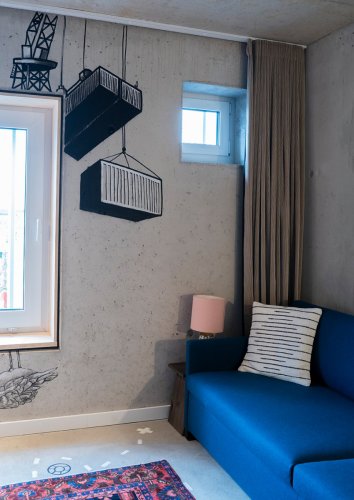 Ausschnitt einer Raumecke mit bemaltem Rohbeton in einem Artroom des Hotels Villa Viva, gestaltet von Astra