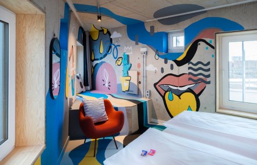 Spitze Raumecke mit Rohbeton und buntem Graffiti in einem Artroom des Hotels Villa Viva