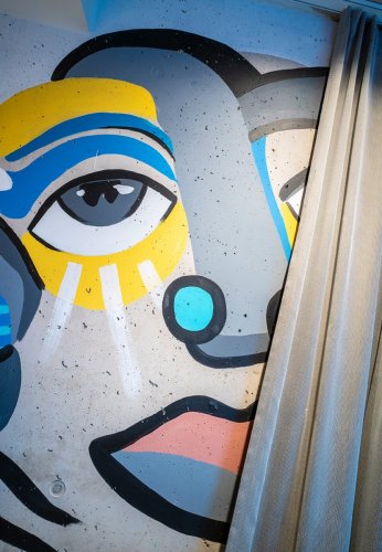 Ausschnitt einer mit Graffiti bemalten Betonwand im Hotel Villa Viva