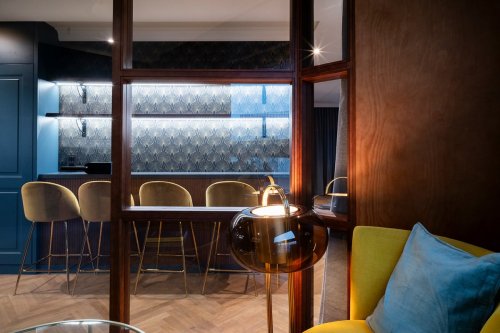 Ausschnitt eines Artrooms im Hotel Villa Viva, Separee mit Blick auf die Bar,  von Jan Delay im 60s Vintage Style gestaltet