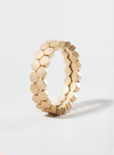 stehender Goldring von Astrid Eckert als Close-up auf weiss