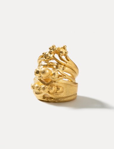 Goldring von Janine Arnold als Close-up auf weiss