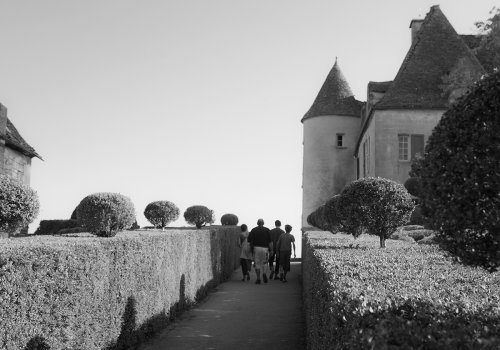 jardins de Marqueyssac, geschnittene Buchshecken in schwarz/weiss mit Chateau im Hintergrund
