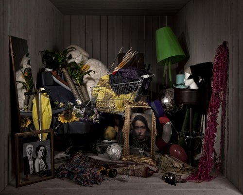 Staatstheater Mainz Ensemblefotos Schauspieler, Requisiten in einer Box