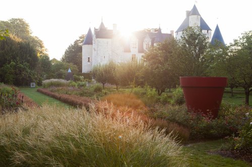 Garten des Chateau du Riveau -"jardin remarquable", mit riesigem Blumentopf und Schloss im Hintergrund