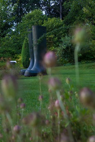 Kunstobjekt, Riesige Gummistiefel im Garten des Chateau du Riveau - "jardin remarquable"