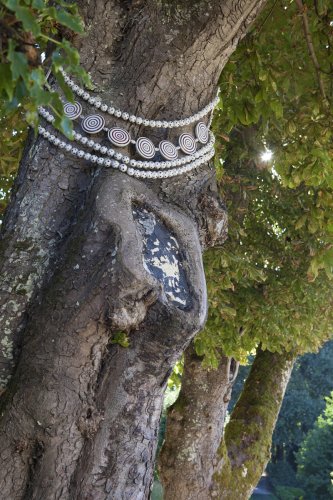 Baumschmuck - Kunstobjekt im Garten des Chateau du Riveau - "jardin remarquable" 