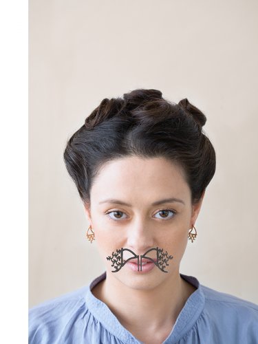 Janine Arnold Schmuck - Collage: Portrait einer jungen Frau mit zwei Ohrringen als Schnurrbart  