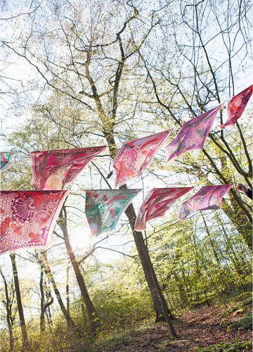 le sens, bee project, Tücher im Wald im Frühling