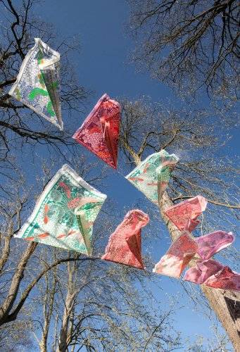 le sens, bee project, Tücher im Frühling vor blauem Himmel