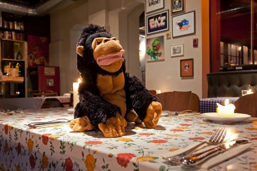 Off-Club, Hamburg, Affe auf Tisch