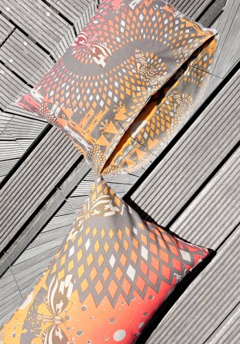 zwei Kissen auf Holzbohlen liegend mit Spiegel von le-sens