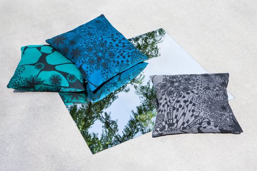 drei Kissen von le-sens auf Beton liegend mit Spiegel 